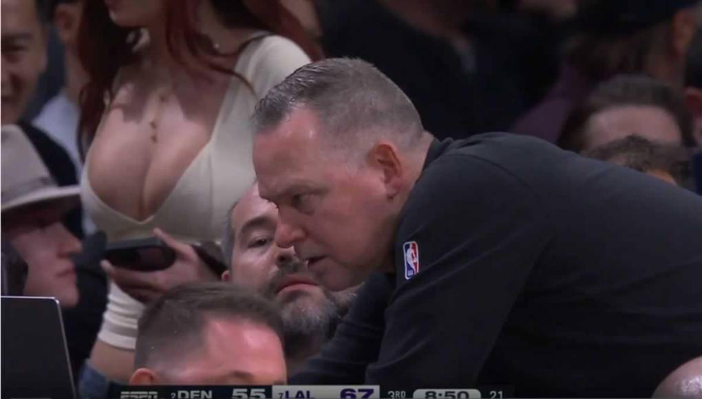 Mientras Michael Malone, entrenador de los Nuggets, charlaba con sus jugadores en la cancha, los fanáticos quedaron cautivados por la presencia de una mujer entre la multitud cuando ella llamó la atención al ser captada por las cámaras de televisión durante la transmisión y eso provocó una ola de comentarios en redes sociales.