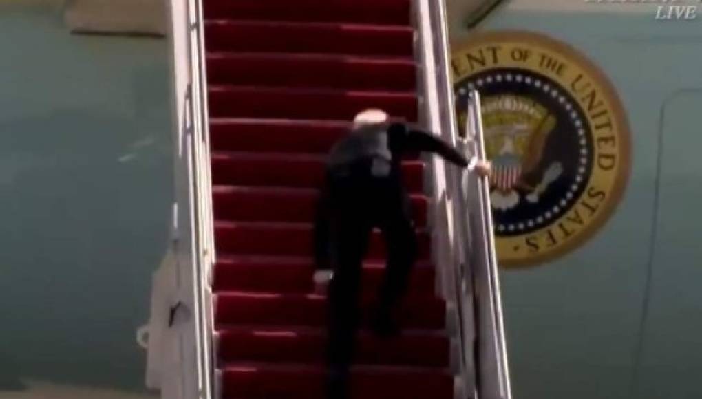 Biden tropieza y cae en las escaleras del Air Force One