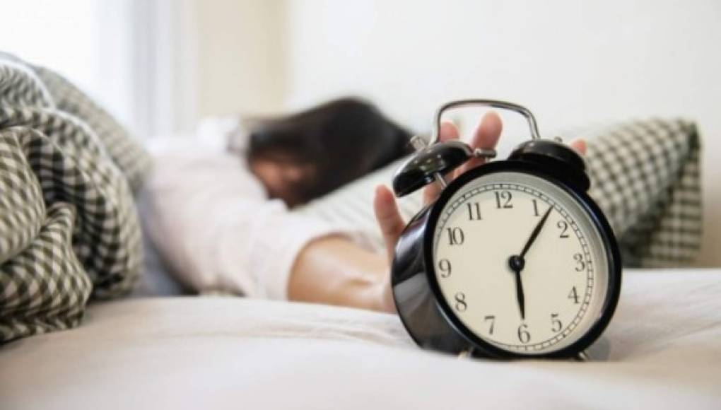 Dormir seis horas o menos puede aumentar el riesgo de padecer demencia