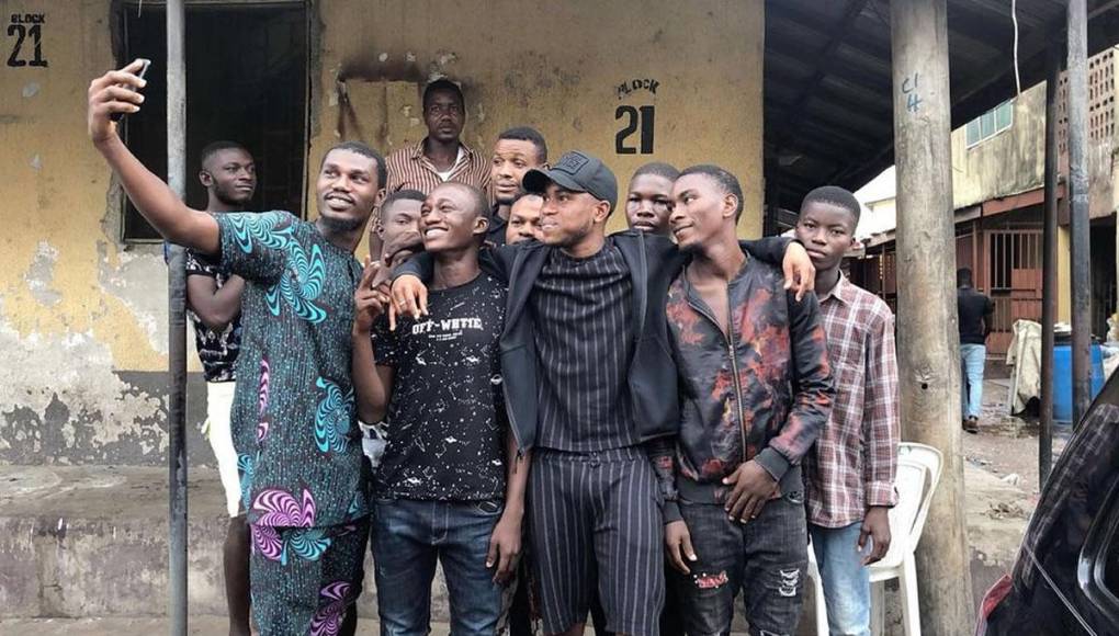 Lookman vivió una tragedia de cerca cuando tenía 14 años después de que uno de sus compañeros de equipo falleció. “Cuando tenía 14 uno de mis compañeros murió y en ese momento también nos llevó a estar más unidos como equipo, fue todo muy repentino, siempre que entrábamos al campo o hacíamos algo junto lo hacíamos por él, intentábamos hacerlo todo mejor. Fue un momento duro, no solo para mi sino para el equipo y los entrenadores”, recordó en una entrevista con FourFourTwo.