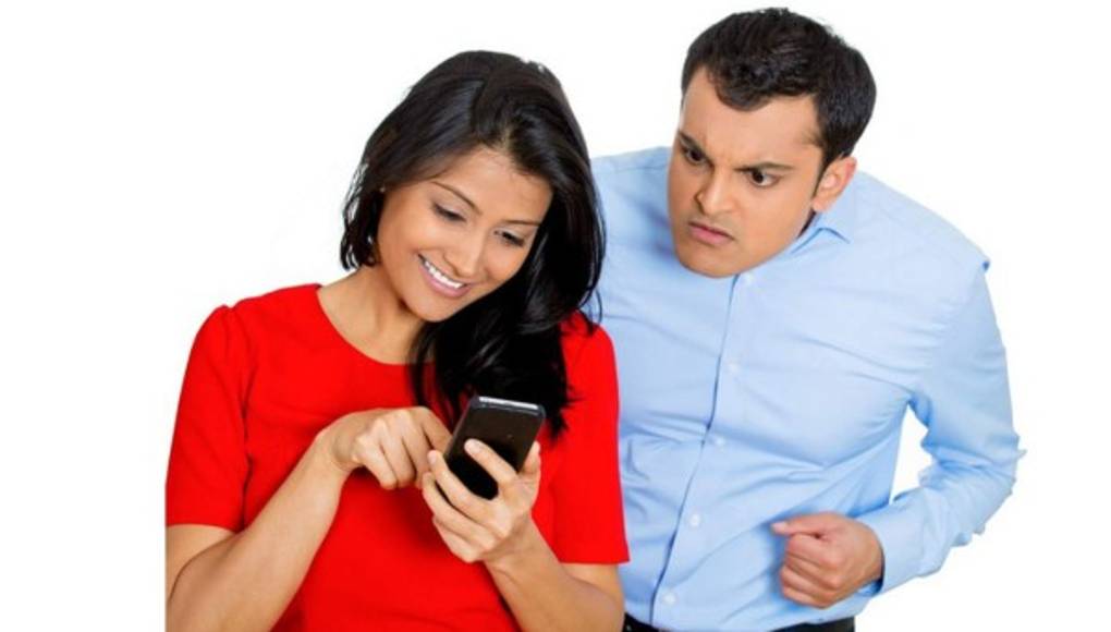 10 actitudes que despiertan los celos de un hombre