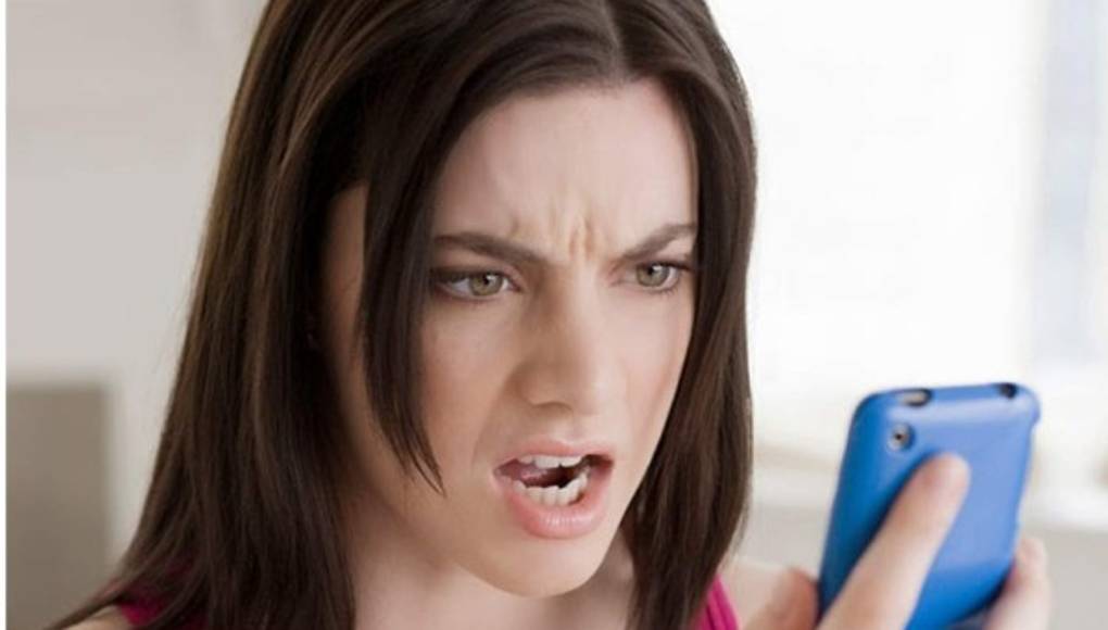 Descubre mensajes sexuales en celular del esposo