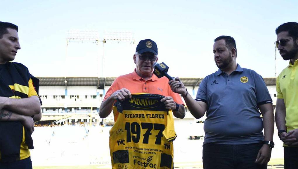 El Real España dio un reconocimiento al sobrino de Ricardo Flores, quien fue la persona que logró el nombramiento de “Real” al club hondureño por parte de la corona española.