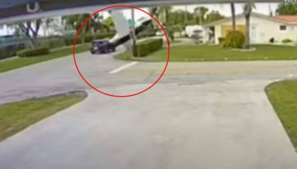 VIDEO: Avioneta cae sobre un carro en movimiento en Florida