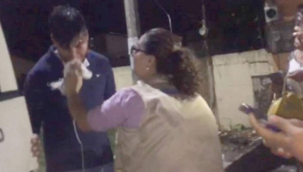 Policía agrede a camarógrafo de canal 11 en protesta de la Unah-vs