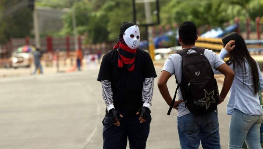 Encapuchados lanzan gas lacrimógeno a estudiantes de Odontología