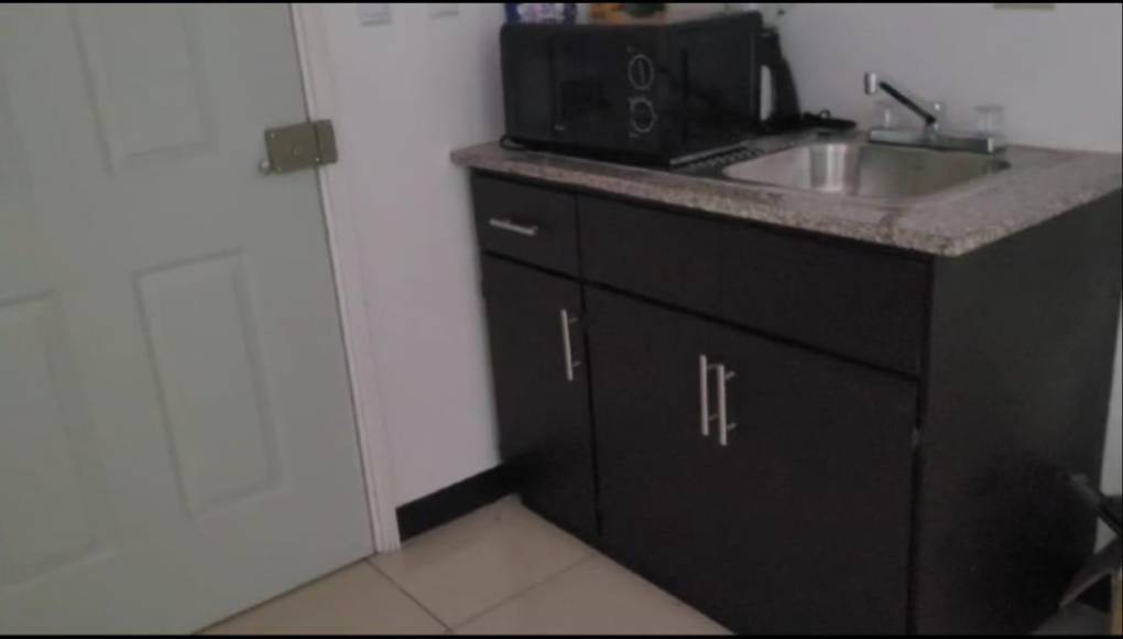 La habitación también contaba con un amplio espacio con un baño, cuyas puertas corredizas eran transparentes; ducha con agua caliente; un estante para toallas, planchador, gabinete para guardar ropa interior y lavamanos.