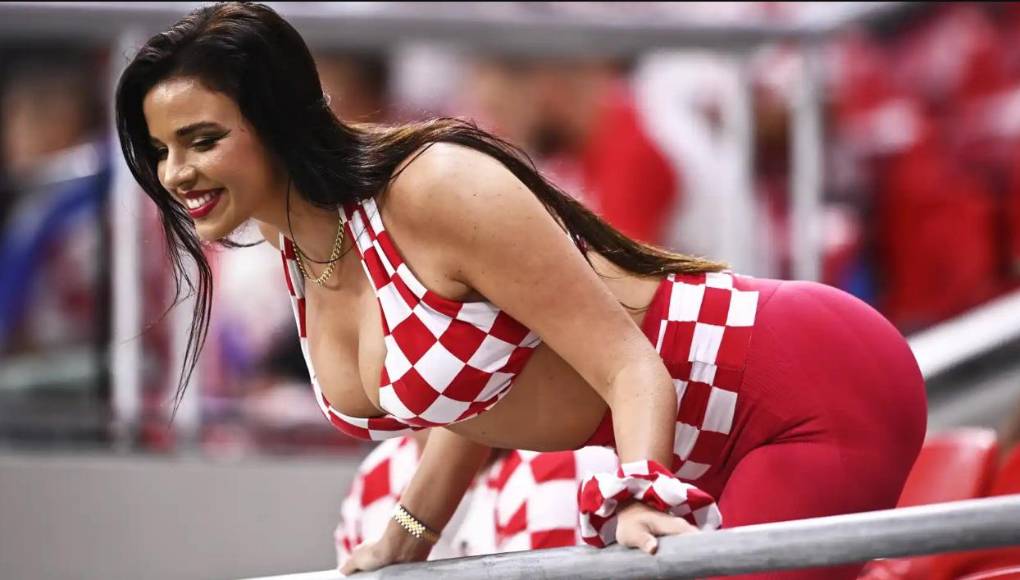 Durante el Mundial de Qatar 2022, una joven croata sorteó todas las reglas impuestas en el país árabe negando la legislación que impide a las mujeres “mostrar su estómago, hombros, rodillas o senos”.