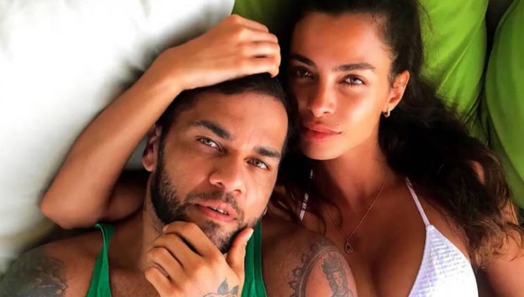 Todo hacía indicar que la relación estaba acabada y más con los rumores que situaban a la modelo con un reconocido cantante, con el que se le habría visto incluso en un restaurante de Madrid durante la estancia de Dani Alves en prisión.