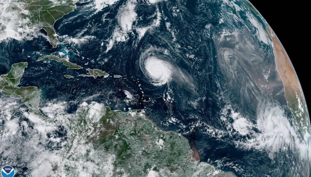 Huracán Sam se desplaza con vientos peligrosos por el Atlántico