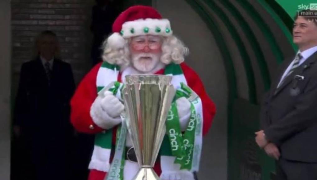 El momento exacto en el que Santa Claus lleva la copa al estrado de premiación de campeón.