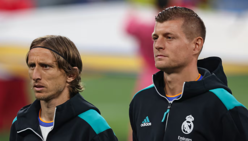 El interés de los blancos por el joven futbolista sería para ocupar uno de los puestos que podrían dejar Luka Modric y Toni Kroos.