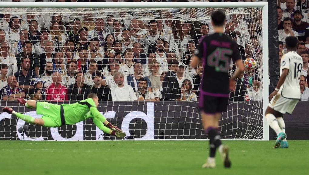 Andriy Lunin no pudo evitar el golazo tremendo del canadiense Alphonso Davies que puso a ganar al Bayern Múnich.