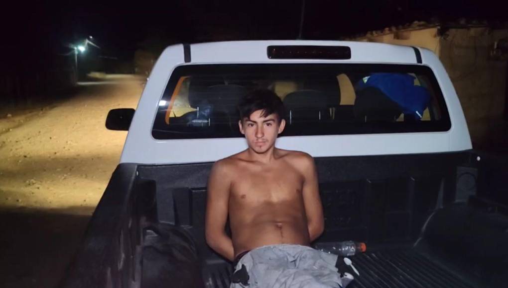 El otro detenido alegó que él no tenía nada que ver en el crimen y dijo que él nunca ha querido tener problemas. “Yo por eso ni mujer tengo”, dijo el joven mientras estaba arriba de la patrulla.