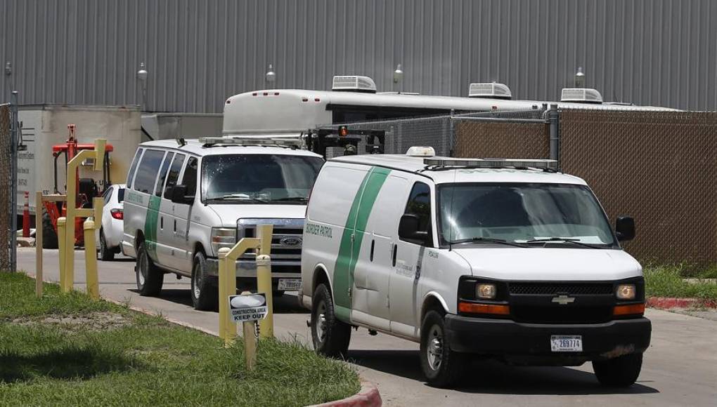 Detienen en Florida a conductor de furgoneta con ocho indocumentados