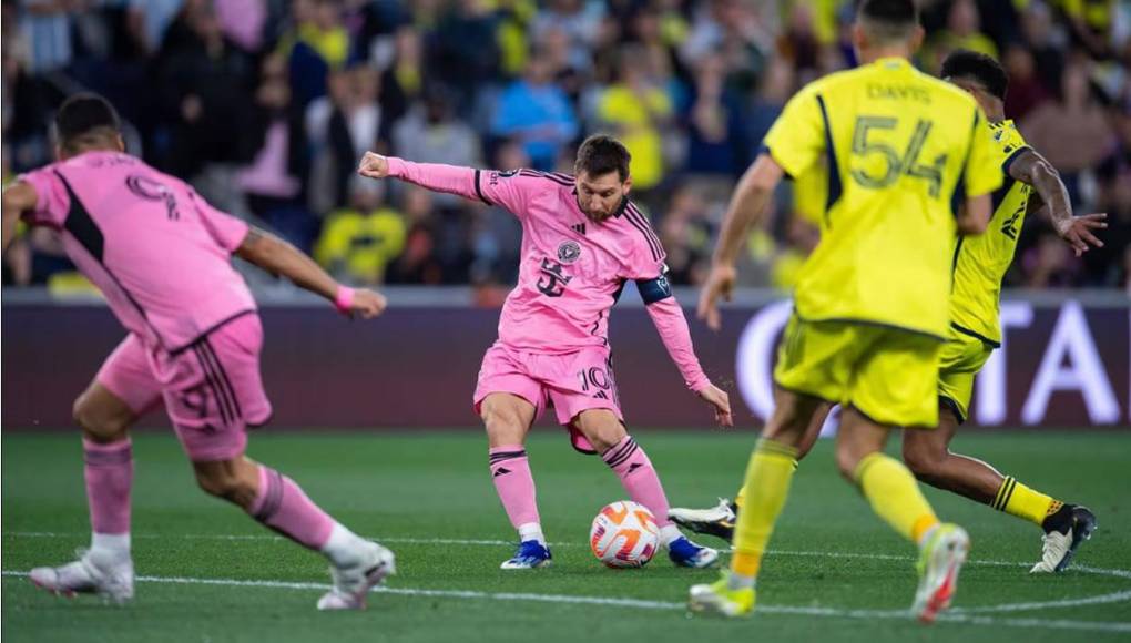 Así le pegó Leo Messi con la zurda para marcar su primer gol en la Concacaf Champions Cup con el Inter Miami. Fue el descuento ante el Nashville. Un golazo.