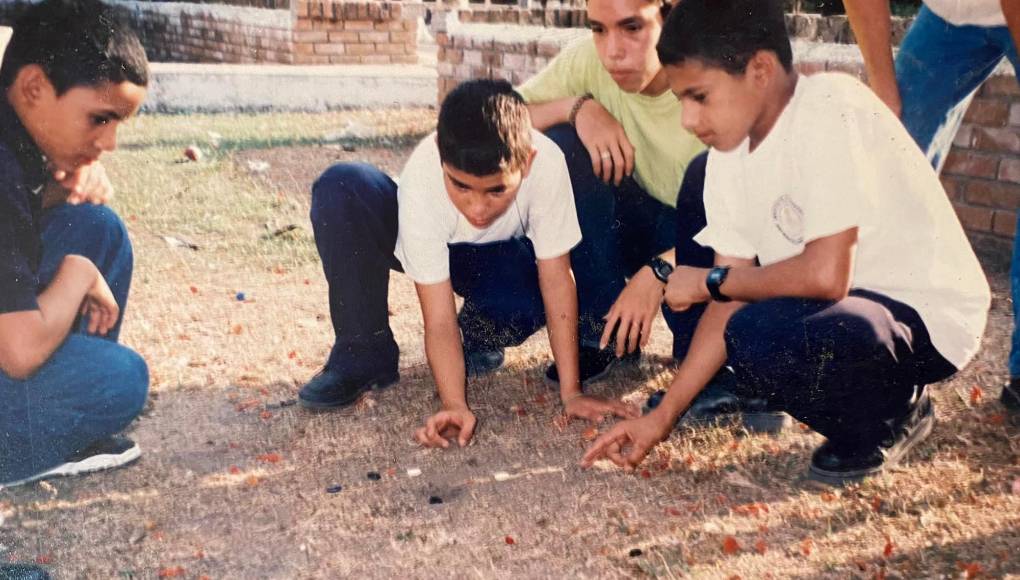 Otra versión derivada de las canicas son los “Botones en el hoyo”, que se practicaba en algunas zonas del país.