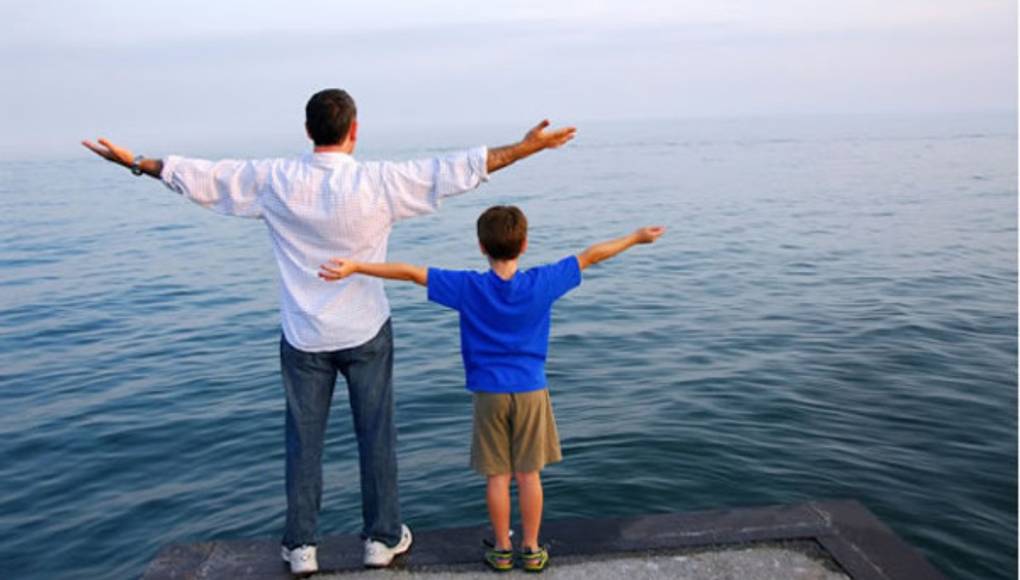 Hombres con testículos pequeños dedican más atención a sus hijos