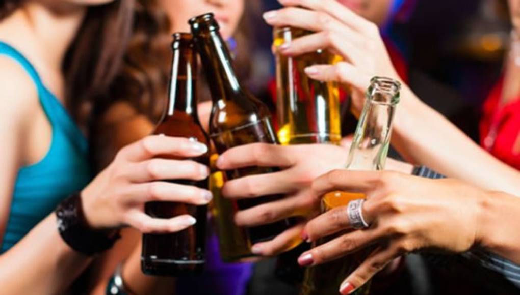 Beber alcohol aumenta riesgo de cáncer de mama en mujeres jóvenes