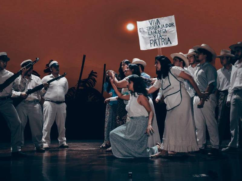 La obra representa la lucha que se llevó a cabo en la huelga de 1954, un movimiento obrero que marcó el inicio de lo que conocemos como Código Laboral del Trabajo.