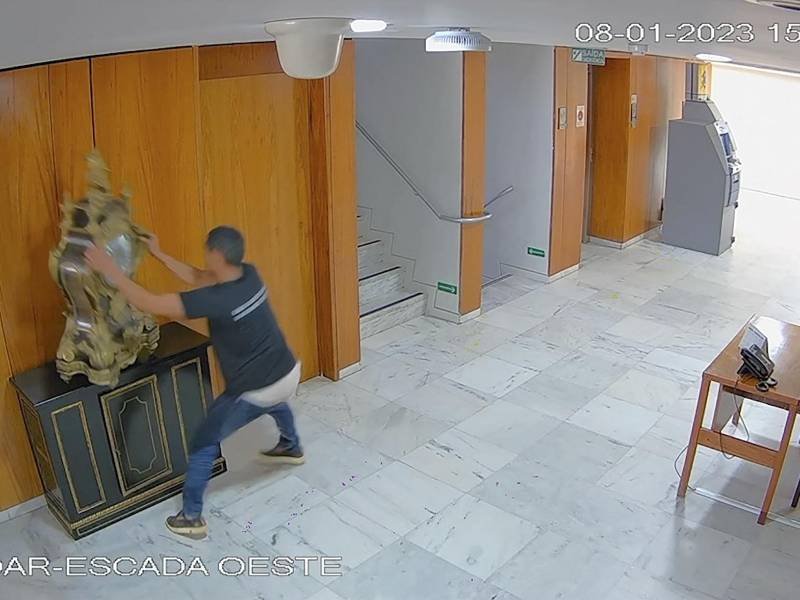 Uno de los asaltantes fue captado destruyendo en el Congreso<b> </b>un reloj Luis XIV, hecho por Balthazar Martinot, relojero del rey de Francia Luis XIV.