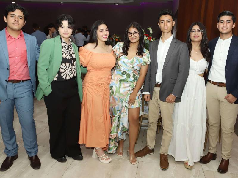 Un total de 91 alumnos del Instituto Bilingüe La Salle celebraron y compartieron un delicioso desayuno en las instalaciones del Hotel Copantl. Fotografías, oración, juegos y la presencia del payasito Caramelo fueron parte de este evento matutino. En la foto posan: Fernando Bulnes, Elian Dubón, Grace Pineda, Hanna Zerón, René Velásquez, Lissy Villanueva y Brayan Tróchez