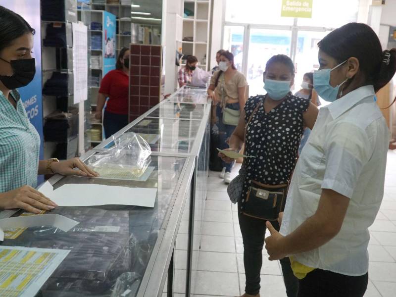 Un incremento de al menos el 50% en la venta de uniformes reportan los diferentes comercios de la ciudad. Desde la primera semana del mes, los padres de familia han llenado los negocios para adquirir los uniformes para sus hijos. Fotos: Yoseph Amaya.