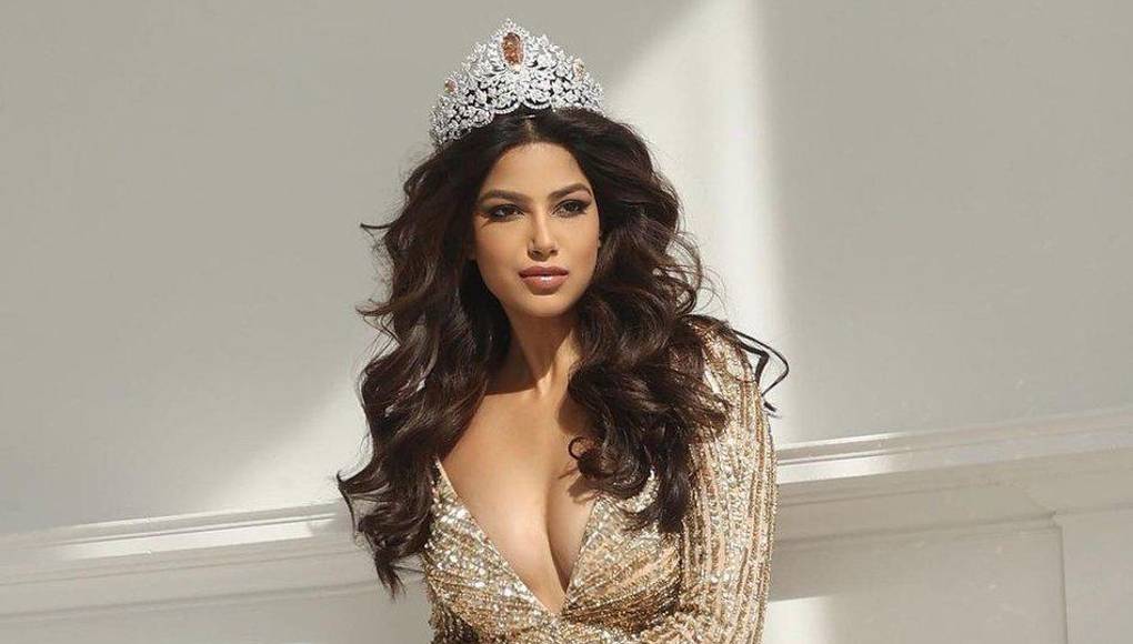 Harnaaz Sandhu - una actriz, modelo y reina de belleza india ganadora del título Miss Diva Universe 2021 y Miss Universo 2021, siendo la tercera mujer de India en ganar el concurso de Miss Universo. Fue criticada luego que ganó el concurso en diciembre de 2021 por un “significativo aumento de peso”. Cansada de las críticas negativas hacia su persona, Sandhu abordó el tema en sus redes sociales y además de esto reveló que enfrenta un problema de salud, el cual podría ser el detonante de sus libras extras. “La forma de tu mente es más importante que la forma de tu cuerpo”, escribió la modelo en un post acompañado de unas imágenes en las que aparece modelando un vestido.