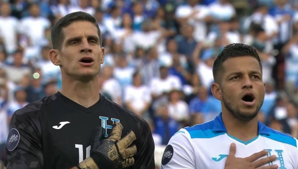 Jonathan Rougier cantó como un hondureño más el himno nacional de Honduras.
