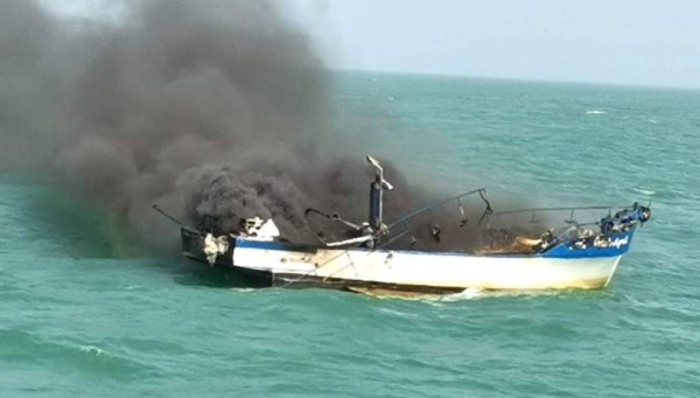Incendio consume barco pesquero en el Caribe de Honduras