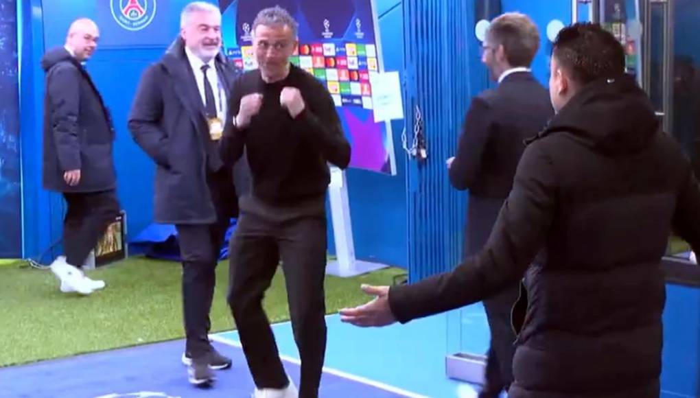 Luis Enrique y Xavi Hernández se saludaron en el túnel de vestuarios. Lo primero que hizo el técnico del PSG al ver a su colega del Barcelona.