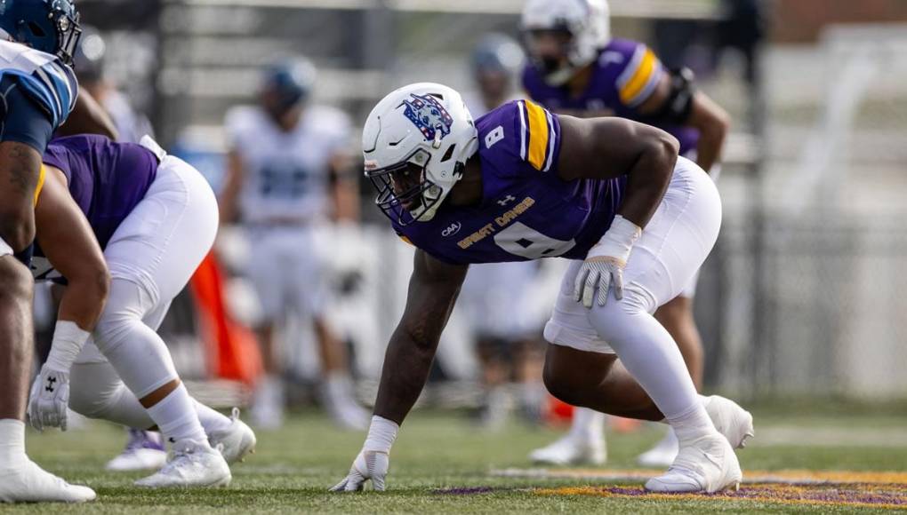 Con una destacada trayectoria en el campo, Simon, de 1,82 metros y 117 kilos, se había ganado el reconocimiento y el respeto de sus compañeros y entrenadores.