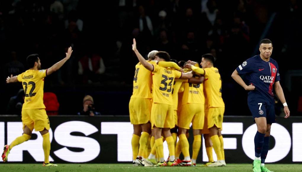 La celebración de los jugadores del Barcelona tras el gol de Andreas Christensen y la cara de pocos amigos de Mbappé.
