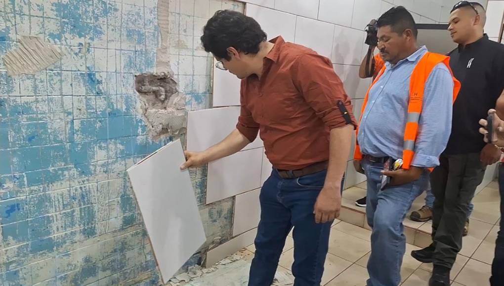 El Comisionado de Condepor también examinó otros lugares del estadio Morazán que están siendo remodelados.