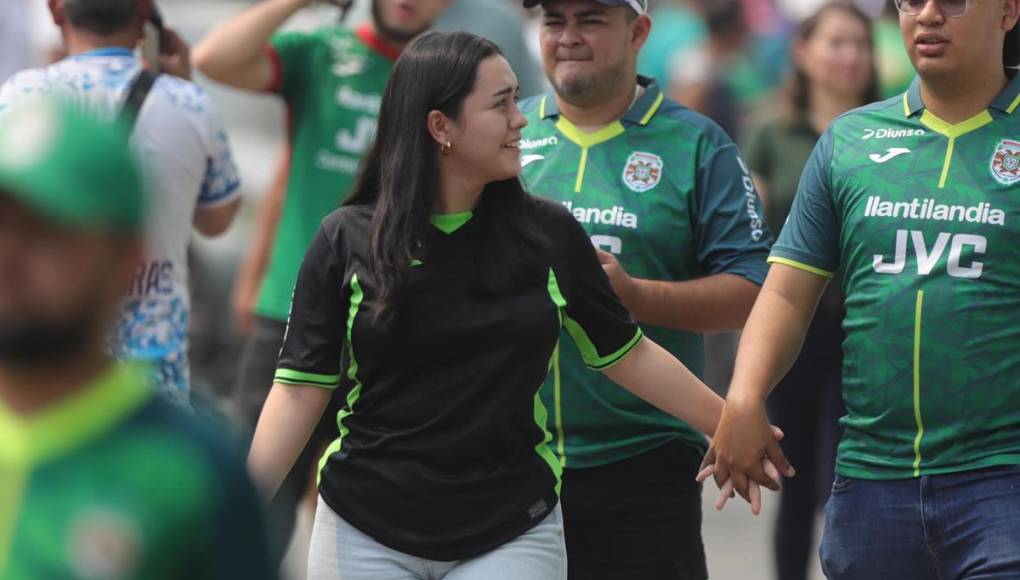 Bellas chicas y la fiesta del Yankel: ambientazo en el Marathón vs Génesis