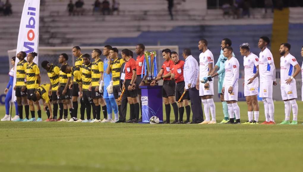 Los jugadores del Olimpia y Real España antes del inicio del partido.