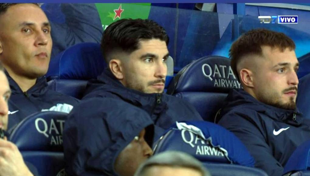 Le cara de enfado de Keylor Navas en el banquillo del PSG tras los goles del Barcelona. Gianluigi Donnarumma tuvo una noche para el olvido en la portería parisina.