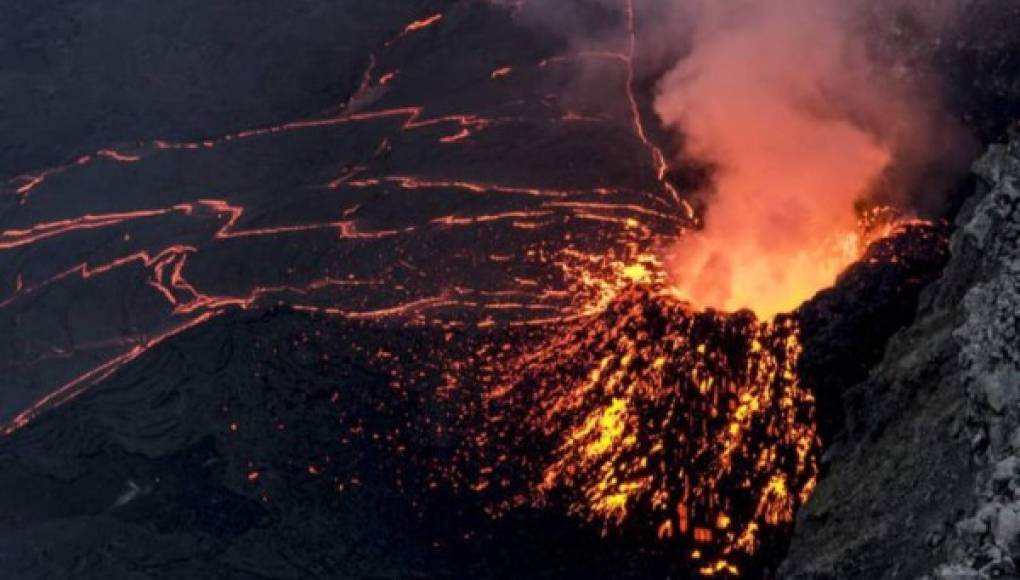 Entra en impresionante erupción el volcán Nyiragongo en África