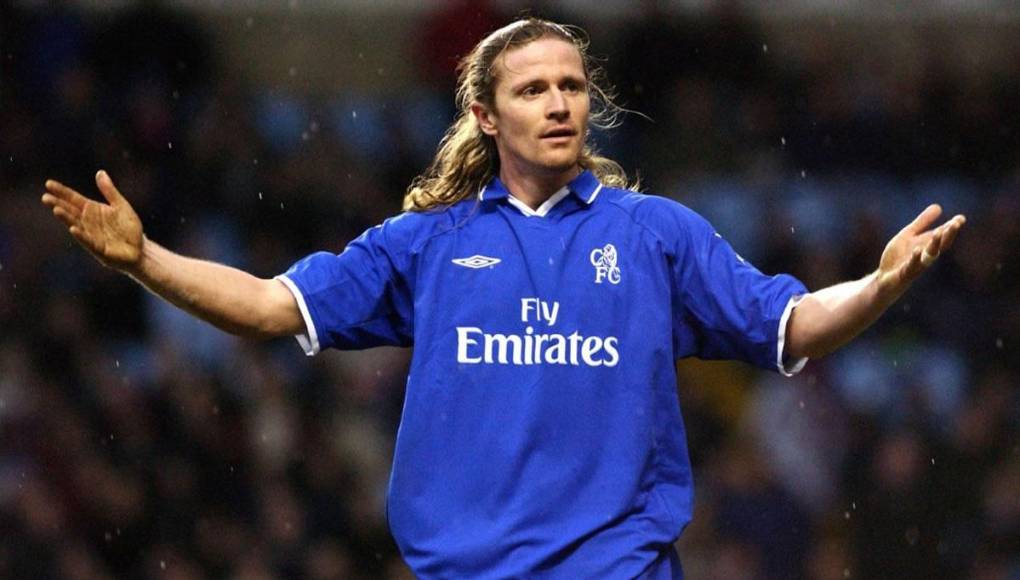 Tras tres temporadas en el Arsenal fichó por el Barcelona, en el que sólo jugó una campaña antes fichar por el Chelsea, equipo en el que militó otros tres cursos hasta su retirada en 2004 por culpa de una lesión de rodilla.