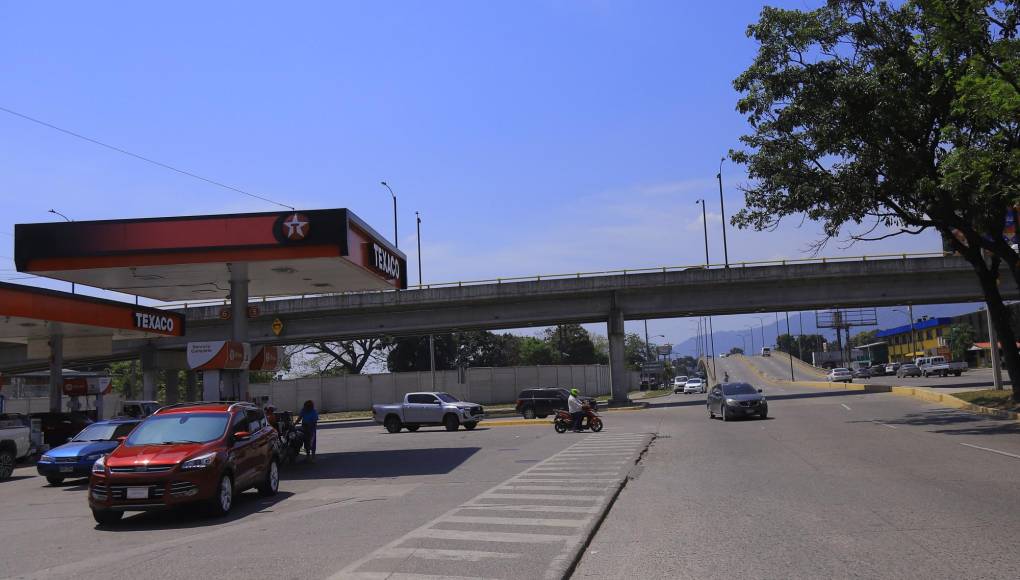 En la 2 calle intersección con la avenida Juan Pablo II, la alcaldía construyó un puente a desnivel y su costo fue de 59.7 millones de lempiras. Fue habilitado en diciembre de 2020.