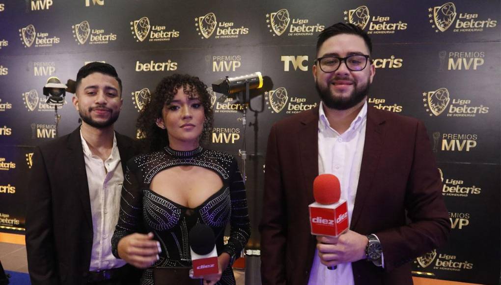 Los jóvenes periodistas Emma Ramos (centro), Omar Gutiérrez(izquierda) y Mario Jafeth Moreno(derecha) le dieron cobertura a los premios MVP de la Liga Nacional.