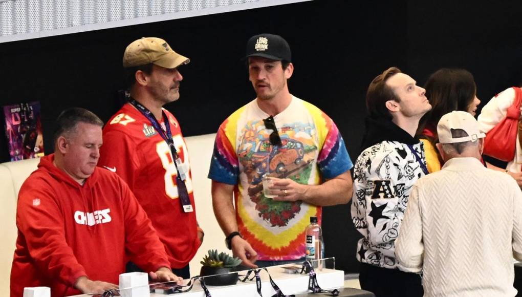 El actor estadounidense Jon Hamm (2L) y Miles Teller (3L) asisten al Super Bowl LVIII.