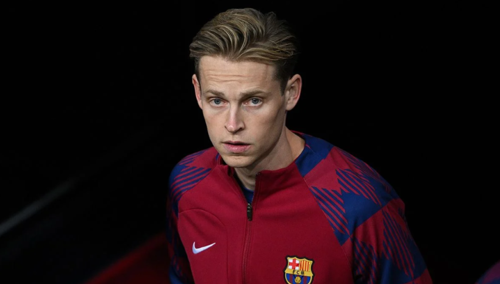 Por último se encuentra Frenkie de Jong. El mediocampista ya ha declarado que no tiene intenciones de marcharse, pero la entidad reconoce que en la Premier League lo desean y que su venta podría dejar mucho dinero.