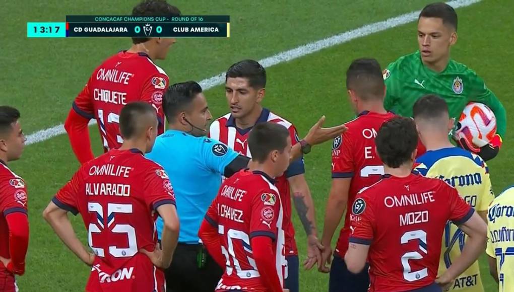 Saíd Martínez recibió críticas y halagos por su accionar en el primer juego de octavos de final del torneo de la Concacaf que disputan Chivas y América.