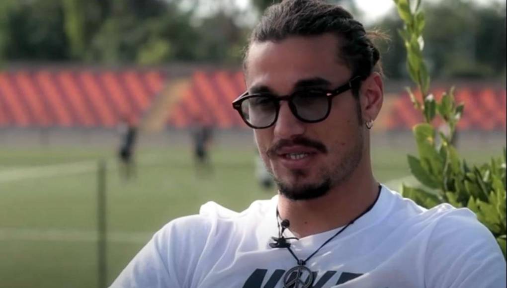 Con voz quebrada, el exjugador comenzó por decir que “es difícil para mí hacer este video, pero estoy bastante desesperado y no la estoy pasando muy bien para nada. Quiero contarles algunas cosas de mi vida. No sé si será un pedido de ayuda o simplemente tengo la necesidad de hablarlo: hace mucho tiempo quue lidio con una depresión muy grande que me hizo caer en algunas adicciones, alcohol y drogas”.