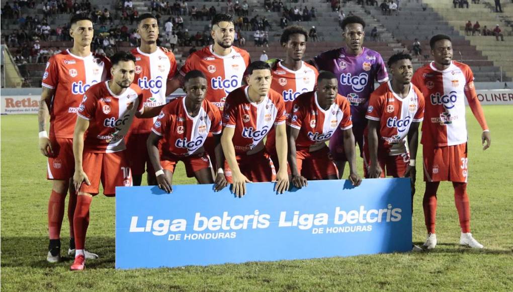 Los jugadores titulares del Vida posando antes de jugar contra el Olimpia.