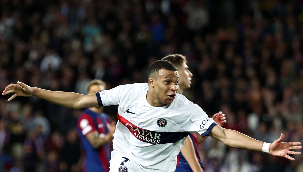 Mbappé se encargó de patearlo y anotar su primer gol en el partido. Más adelante anotó su segundo tanto, eliminando así al Barcelona.