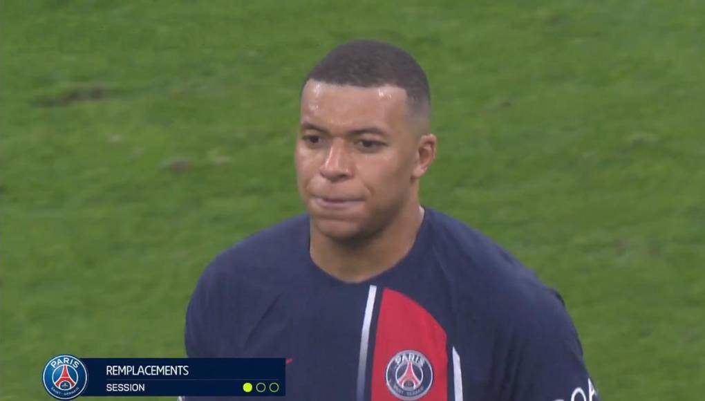 Cuando estaba cerca de salir del campo, Mbappé soltó un insulto para Luis Enrique el cual captaron las cámaras de televisión. “Fil de pute” (“Hijo de pu**), habría dicho Kylian.