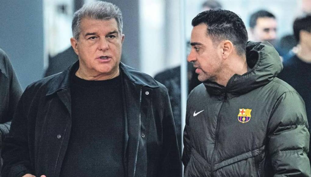 Ahora Xavi pende de un hilo después de dejar una polémica reflexión sobre el futuro del FC Barcelona e hizo explotar a Laporta, que está distante y estaría evaluando la salida del entrenador blaugrana.