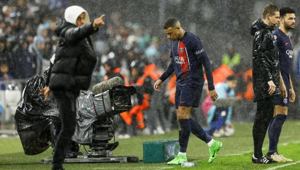 El malestar de Mbappé continuó camino al banco de suplentes, lugar donde ni siquiera paró, ya que Kylian siguió directamente a los vestuarios en medio de una silbatina ensordecedora.